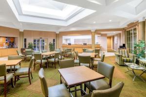 a restaurant with tables and chairs in a room at La Quinta by Wyndham Sherman in Sherman