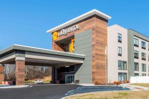 a building with a lion on top of it at La Quinta by Wyndham Aberdeen-APG in Aberdeen