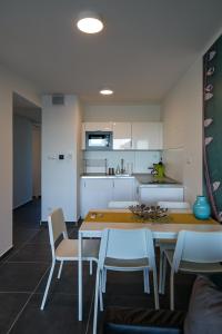 Kuchyňa alebo kuchynka v ubytovaní Marina Apartman Hotel
