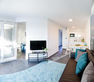 Televízia a/alebo spoločenská miestnosť v ubytovaní Marina Apartman Hotel