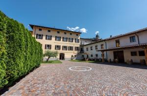 a brick walkway in front of a building at Agriturismo Salizzoni in Calliano