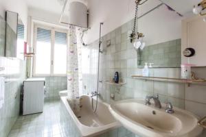 un bagno con lavandino e vasca da bagno di Chez Liviana a Roma Altre 68 foto