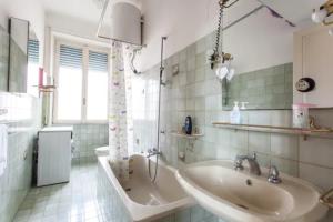 bagno con lavandino e vasca di Chez Liviana a Roma