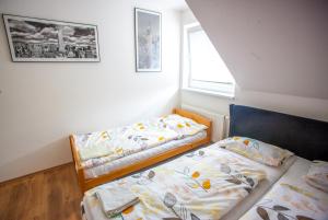 Postel nebo postele na pokoji v ubytování PRAGUE LUXURY VILLA, JACUZZI, HI-SPEED WIFI, HBO, TERRACE