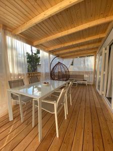 uma sala de jantar com uma mesa e cadeiras num piso de madeira em Adria village Baško polje em Baška Voda