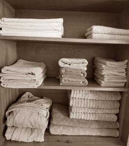un armario lleno de toallas y toallas plegadas en SAUNA Dom, en Pezinok