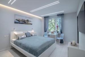 Tempat tidur dalam kamar di WLR Apartments - Hoza III