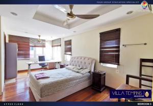 Schlafzimmer mit einem Bett und einem Schreibtisch mit einem Laptop in der Unterkunft Bangsar Grande Villa 23 by Vale Pine in Kuala Lumpur