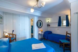 una camera con un letto blu e un pavimento blu di Casa Bellina a Positano Altre 26 foto