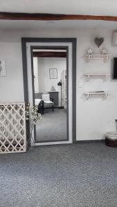 drzwi prowadzące do pokoju z salonem w obiekcie Maksimilian Osijek w mieście Osijek