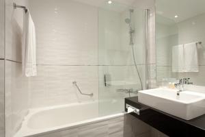 Koupelna v ubytování Holiday Inn Lille Ouest Englos by IHG