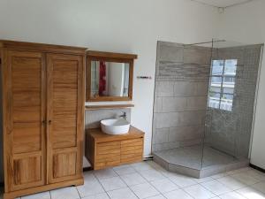 A bathroom at Hotel CHEZ PAPA DAYA