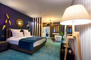 Rabbit Hole في سيبيو: غرفة نوم فيها سرير ومصباح
