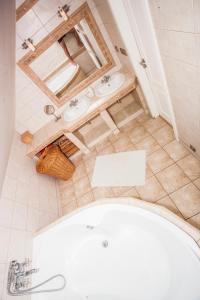 Koupelna v ubytování PRAGUE LUXURY VILLA, JACUZZI, HI-SPEED WIFI, HBO, TERRACE + 16 fotografií