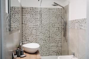 un bagno con un lavandino bianco e una doccia di B&B Stramondo a Catania