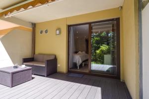 Boersch的住宿－Wellholidays 19 - studio balnéo et terrasse piscine，客房设有一个带沙发和桌子的庭院。