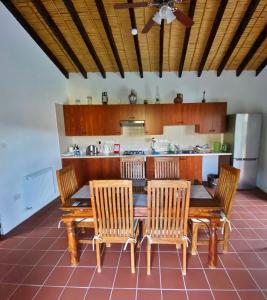 une salle à manger avec une table et des chaises ainsi qu'une cuisine dans l'établissement Arhontiko Askas Mansion, à Askas