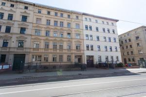 un grand bâtiment sur le côté d'une rue dans l'établissement FULL HOUSE Studios - Lion Apartment - WiFi inkl, à Halle-sur-Saale