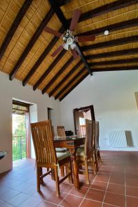 comedor con mesa y sillas y ventilador de techo en Arhontiko Askas Mansion, en Askas