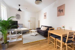 - un salon avec un canapé et une table dans l'établissement FULL HOUSE Studios - Lion Apartment - WiFi inkl, à Halle-sur-Saale
