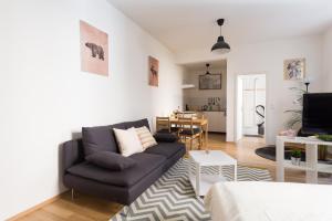 een woonkamer met een bank en een tafel bij FULL HOUSE Studios - Lion Apartment - WiFi inkl in Halle an der Saale