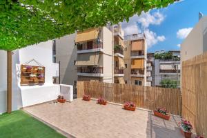 un patio con macetas frente a un edificio en Cool Style Private Apartments, en Atenas