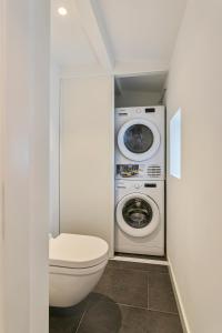 La salle de bains est pourvue de toilettes, d'un lave-linge et d'un sèche-linge. dans l'établissement Maison Clos, à La Panne