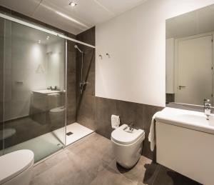 a bathroom with a sink, toilet and bathtub at Mon Suites San Martin in Valencia