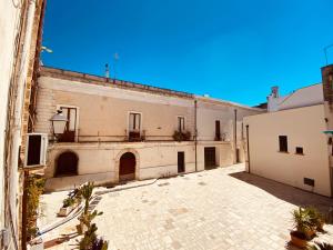 an empty courtyard in a building with a blue sky at B&B Porta Grande in Mesagne