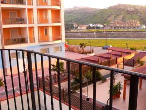 een balkon van een gebouw met uitzicht op een parkeerplaats bij Trilocale Alba Adriatica a 500 m dal mare in Alba Adriatica