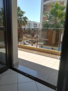 een open deur naar een balkon met uitzicht op een gebouw bij Trilocale Alba Adriatica a 500 m dal mare in Alba Adriatica +1 foto