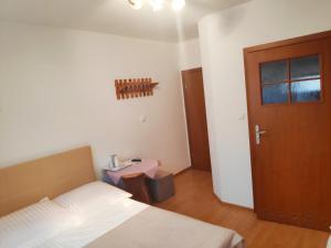 Łóżko lub łóżka w pokoju w obiekcie Pokoje Arka