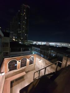 Station8 Hostel的阳台或露台
