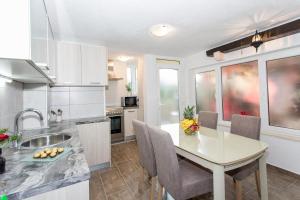 Kuchyň nebo kuchyňský kout v ubytování Apartments Desirée