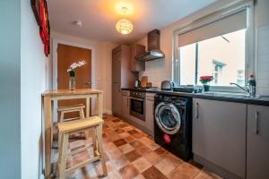 a kitchen with a washing machine and a sink at 1 Bd Apt in Historical W Belfast Close to Centre in Belfast