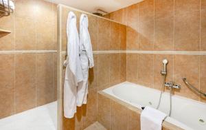 Een badkamer bij VIVA Cala Mesquida Suites & Spa Adults Only 16