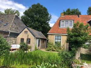 an old house with a garden in front of it at Vakantiehuis in Friesland voor de hele familie in Huns