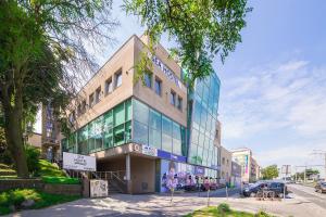 格丁尼亚海滨时光旅舍的城市街道上带有玻璃窗的建筑