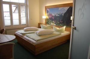シュヴェリーンにあるビオホテル アマデウスのベッドルーム1室(枕付きのベッド2台付)