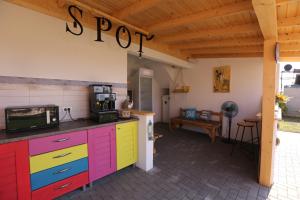 Kuchyň nebo kuchyňský kout v ubytování SPOT Vama Veche + 42 fotografií