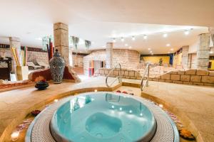 a large room with a jacuzzi tub in the middle at Europe Villa Cortes GL in Playa de las Americas