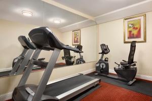 The fitness centre and/or fitness facilities at Ramada by Wyndham Oakland Downtown City Center