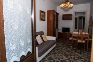 salon z kanapą i stołem w obiekcie Belvedere w mieście Locorotondo