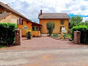 a house with a driveway in front of it at Du côté de chez Sam in Andelaroche