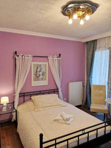 a bedroom with a bed and a purple wall at Hotel König Stefan in Bad Deutsch Altenburg