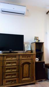 TV en una cómoda de madera con TV de pantalla plana en Guest House Green view, en Pirot