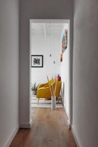 un pasillo con un sofá amarillo en una habitación en Mon restaurant & fonda, en Ciutadella