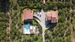 - une vue aérienne sur une maison avec une piscine dans l'établissement B&B Sole, à Trappitello