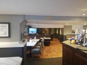 TV a/nebo společenská místnost v ubytování Airlie Arms Hotel