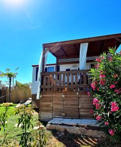 Vonkajšia záhrada v ubytovaní Villa Vravrona Tower & Suites